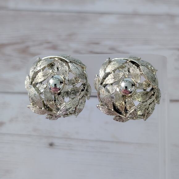 Vintage Clip On Earrings Statement Light Gold Tone Leaves - Fair Condition - Picture 1 of 8